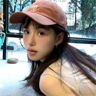 穿一只红鞋的男人